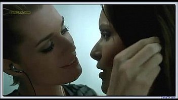 Rebecca Romijn Rie Rasmussen lesbian kiss in Femme Fatale