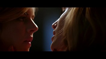 Bella Thorne kissing Samara Weaving - The Babysitter (2017)
