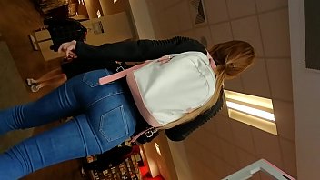 Hot candid ass in sexy jeans
